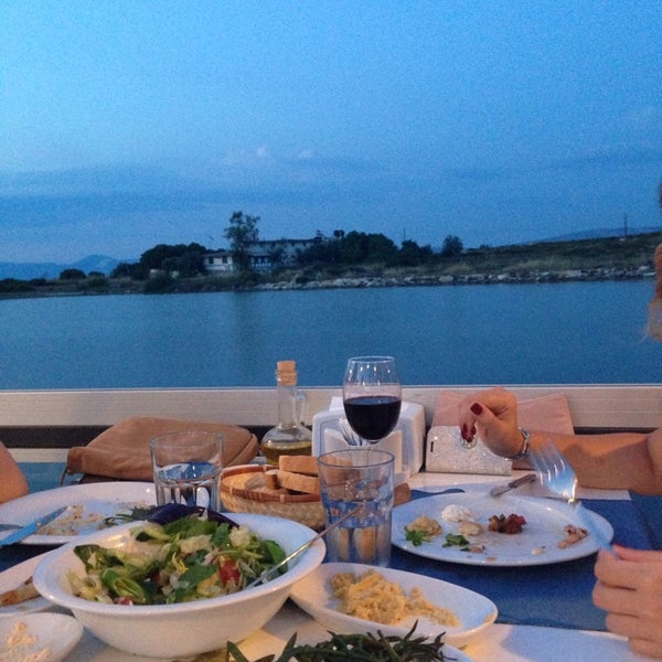 Das Foto wurde bei Beyaz Balık Restaurant von selin k. am 6/15/2014 aufgenommen