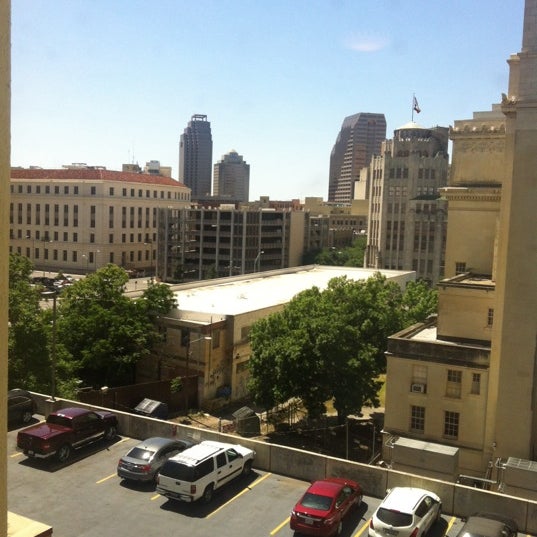 Foto diambil di Residence Inn by Marriott San Antonio Downtown/Alamo Plaza oleh Jennifer C. pada 5/3/2014