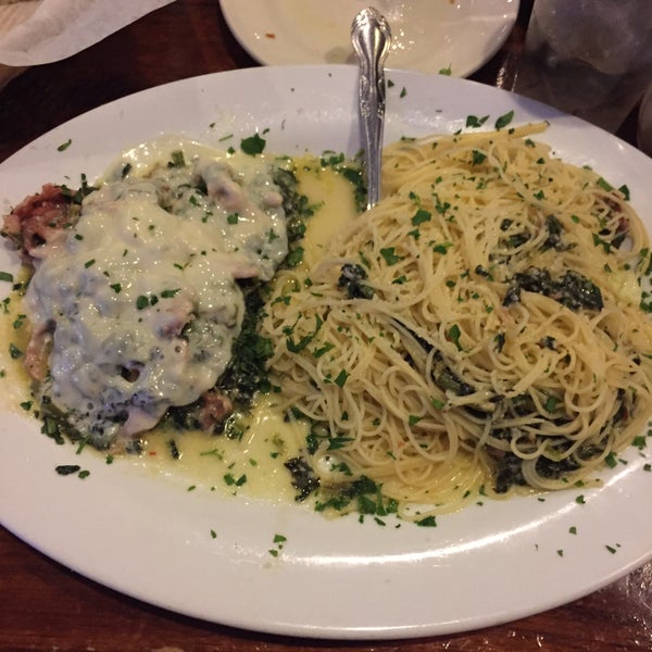 Foto tirada no(a) Mazzella&#39;s Italian Restaurant por Beth B. em 1/7/2018