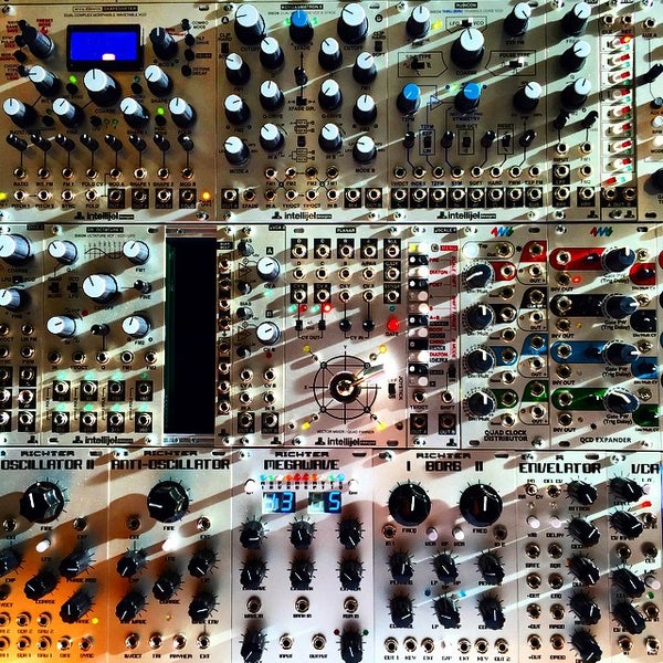 รูปภาพถ่ายที่ Control Voltage โดย Ben S. เมื่อ 12/2/2014