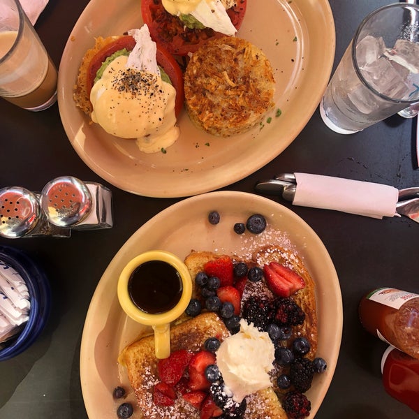 Photo taken at Snooze, an A.M. Eatery by Zahra S. on 9/15/2019