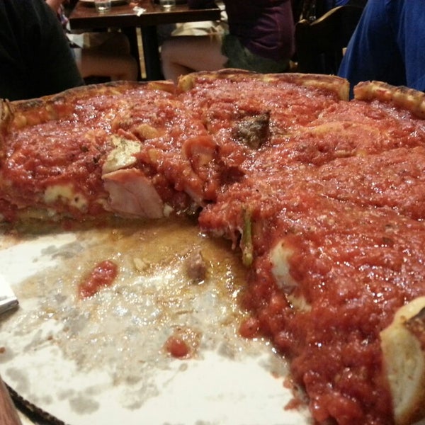 Снимок сделан в Patxi&#39;s Pizza пользователем Emmalouise B. 6/9/2013