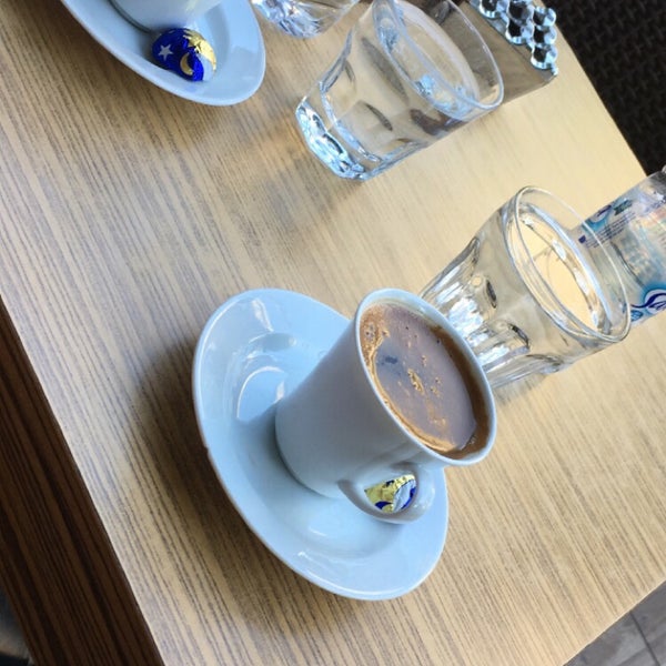 Das Foto wurde bei Badem Çikolata &amp; Cafe von Özlem Y. am 7/26/2019 aufgenommen