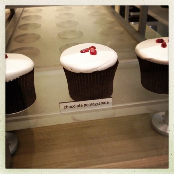 รูปภาพถ่ายที่ More Cupcakes โดย emily เมื่อ 1/11/2013