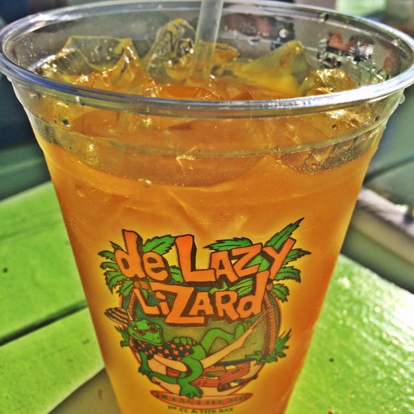 Foto tomada en De Lazy Lizard Bar &amp; Grill  por XTina el 6/26/2014