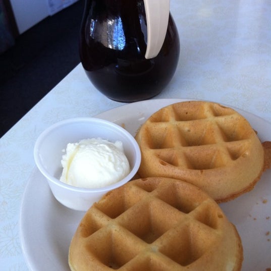 10/7/2011 tarihinde Christina P.ziyaretçi tarafından The Waffle Spot'de çekilen fotoğraf