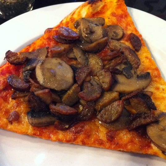 Das Foto wurde bei Union Pizza Company von Emileeeeeee S. am 9/14/2011 aufgenommen