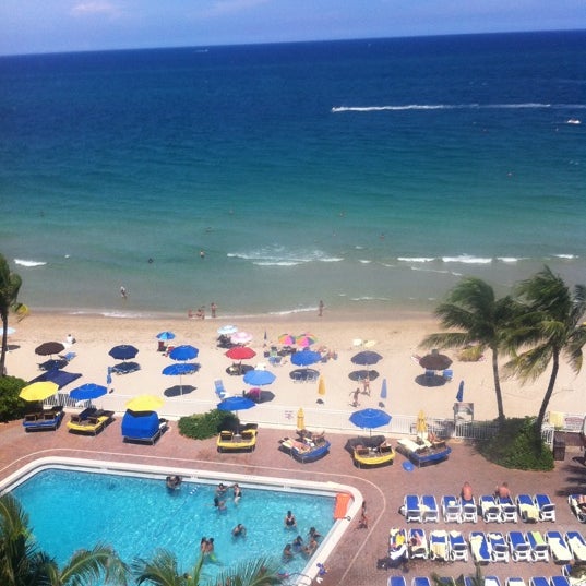 8/2/2011 tarihinde Stephanie O.ziyaretçi tarafından Ocean Sky Hotel &amp; Resort'de çekilen fotoğraf