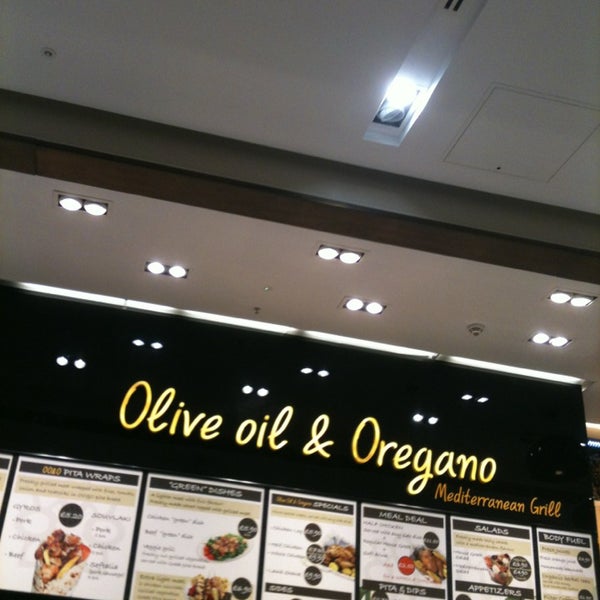 รูปภาพถ่ายที่ Olive Oil &amp; Oregano โดย Angie เมื่อ 4/13/2013