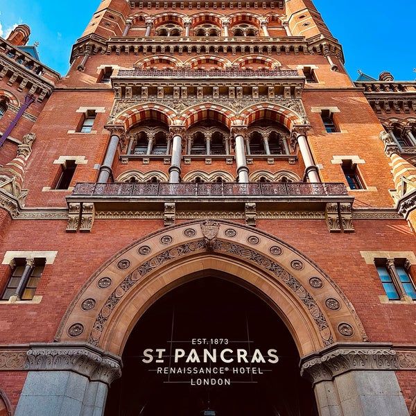 Foto diambil di St. Pancras Renaissance Hotel London oleh AB pada 8/20/2022