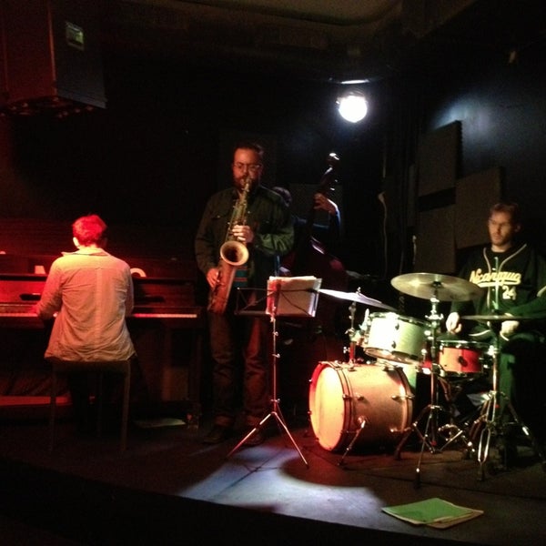 Les Disquaires Dive Bar in Paris