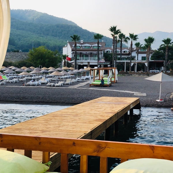 รูปภาพถ่ายที่ Ekincik Beach Hotel โดย Begüm T. เมื่อ 8/27/2019