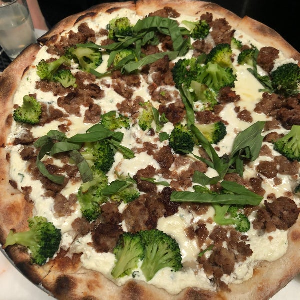 Снимок сделан в Harry&#39;s Italian Pizza Bar пользователем kelly 10/25/2019