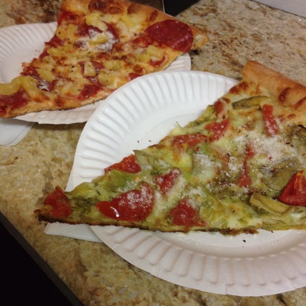 Foto tomada en Cybelle&#39;s Pizza  por Lisa H. el 9/20/2014