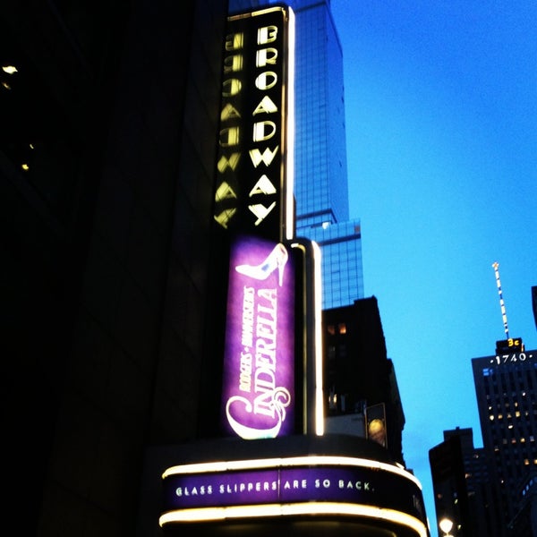 Foto tomada en Cinderella on Broadway  por Sarah M. el 3/13/2013