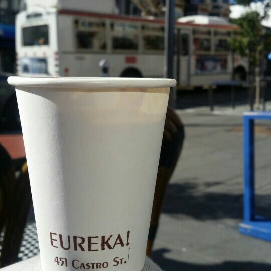 Foto tomada en Eureka! Cafe at 451 Castro Street  por Makinder C. el 10/5/2015