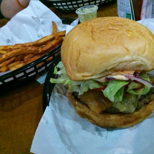 Foto scattata a Pit&#39;s Burger da Willian M. il 11/11/2016