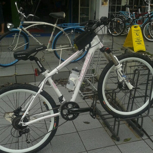 รูปภาพถ่ายที่ Jamur Bikes โดย Érica M. เมื่อ 4/13/2013