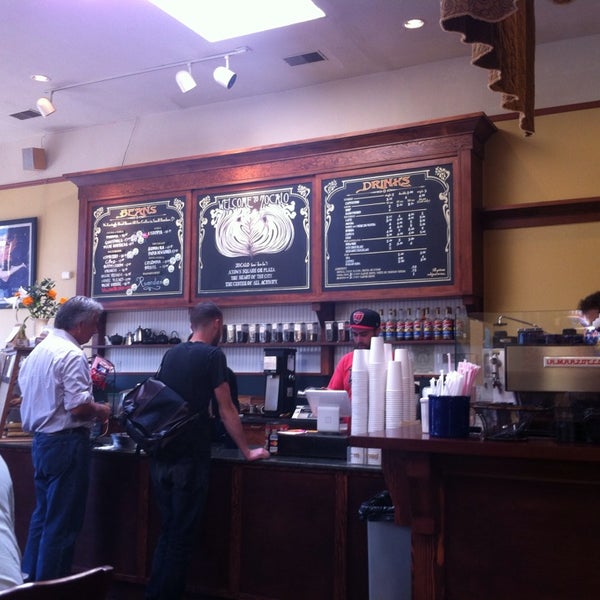 รูปภาพถ่ายที่ Zocalo Coffeehouse โดย Michael G. เมื่อ 9/11/2014