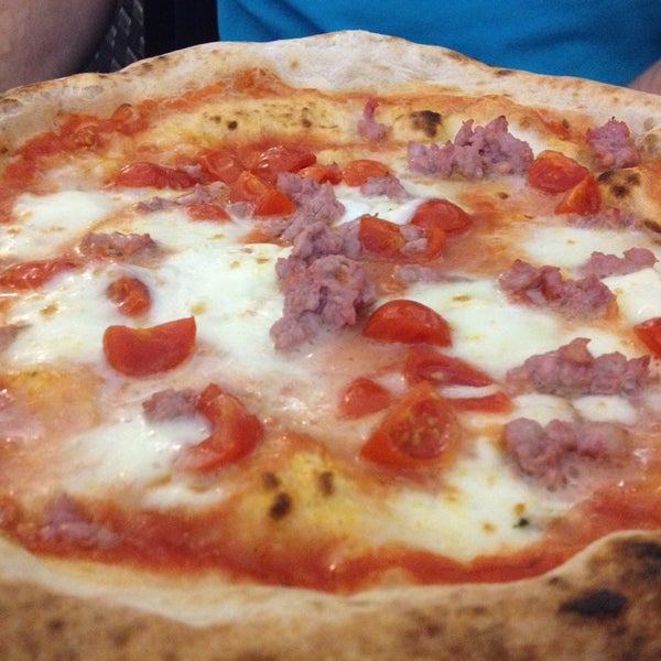 5/11/2014 tarihinde Didier R.ziyaretçi tarafından Pizzeria O&#39; Vesuvio Napoletana Forno Legna'de çekilen fotoğraf