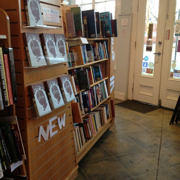 Foto tirada no(a) Avid Bookshop por Anna Frances em 3/7/2013
