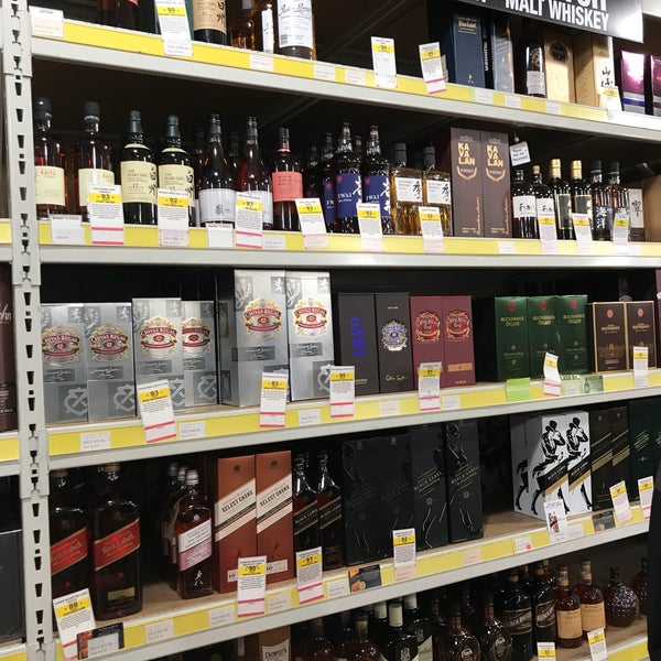 Foto tirada no(a) The Liquor Store.com por Lohanna C. em 4/4/2018