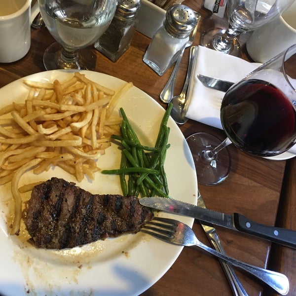 Снимок сделан в Vieux-Port Steakhouse пользователем Karin 11/3/2017