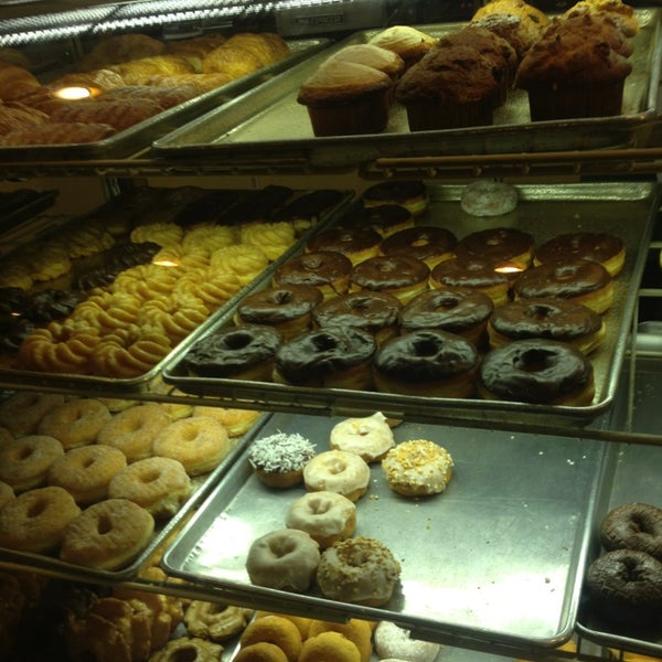 รูปภาพถ่ายที่ Happy Donuts โดย Mo - Marco R. เมื่อ 5/25/2013