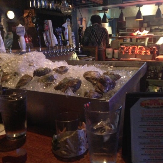 Foto scattata a King Crab Tavern &amp; Seafood Grill da Desmond L. il 11/21/2012