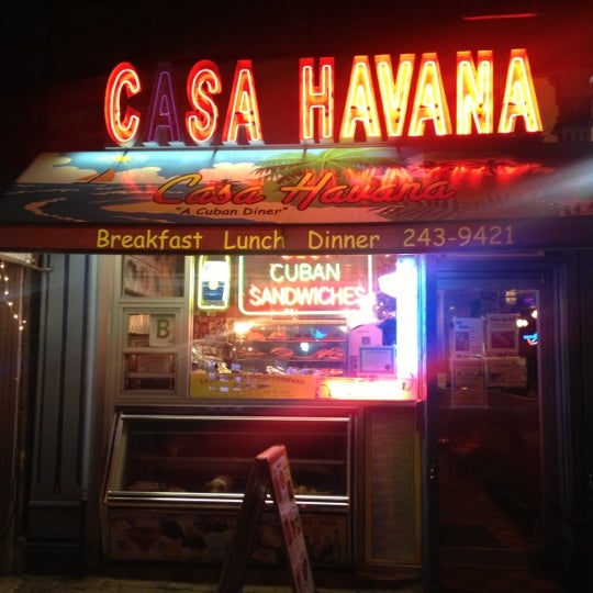 รูปภาพถ่ายที่ Casa Havana โดย John เมื่อ 12/5/2012