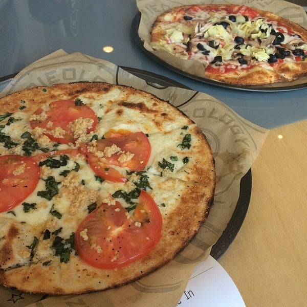 8/9/2014 tarihinde cedric g.ziyaretçi tarafından Pieology Pizzeria'de çekilen fotoğraf