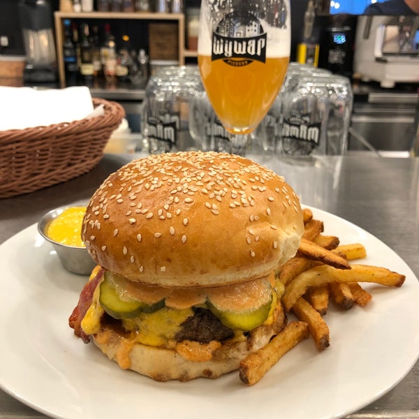 Photo taken at Roxor Brgr &amp; Beer by Luisao S. on 1/25/2020