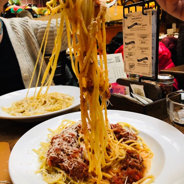 Foto diambil di The Old Spaghetti Factory oleh basak g. pada 3/10/2019