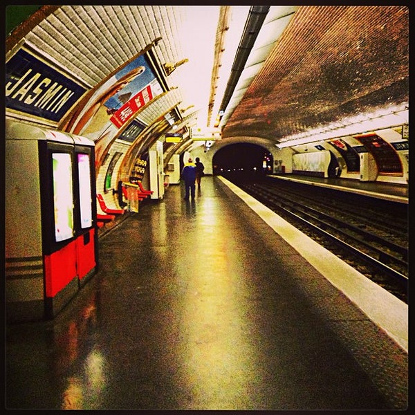 Métro Jasmin [9] Metro Station in Paris