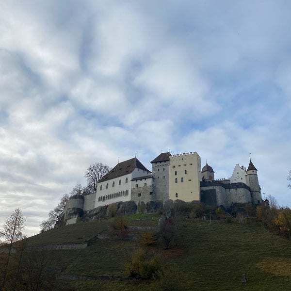 Foto tirada no(a) Schloss Lenzburg por Raziye T. em 11/7/2021