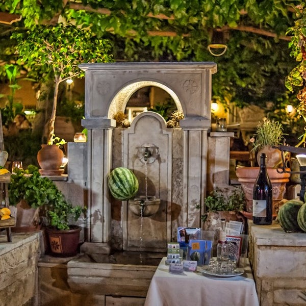 One of the best photo-shooting spots in Rethimno is Alana's entrance, featuring a traditional fountain decorated with seasonal fruits and Cretan products!