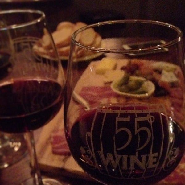 Foto scattata a 55° Wine Bar da Abby F. il 4/23/2014