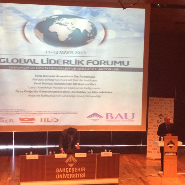 Foto scattata a Bahçeşehir Üniversitesi da Hüseyin Ş. il 5/11/2013