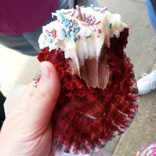 9/16/2012にaliyah w.がSugarush (cupcakes, cakes &amp; candy)で撮った写真