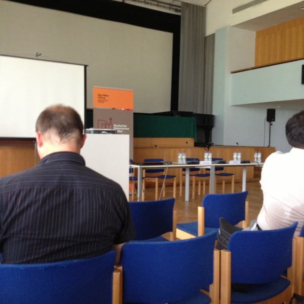 Школьники на информатике. Институт исторической памяти. Российские правозащитники. Историческая память логотип. Российский институт истории искусств санкт-петербург.