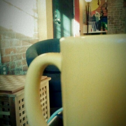 Das Foto wurde bei Bottom Line Coffee House von Naidra am 12/13/2012 aufgenommen
