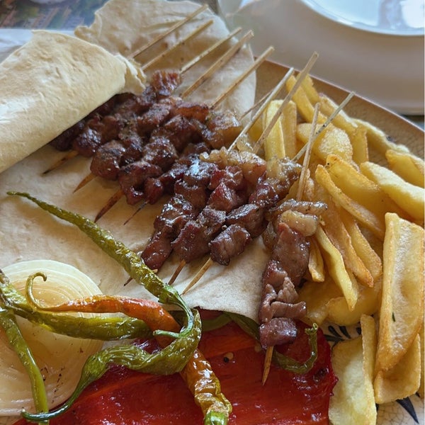 Das Foto wurde bei Artemis Restaurant &amp; Şarap Evi von ehs am 7/16/2023 aufgenommen