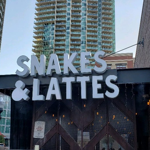 7/24/2022 tarihinde Brian A.ziyaretçi tarafından Snakes &amp; Lattes'de çekilen fotoğraf