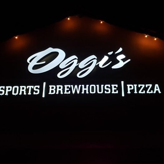Foto tirada no(a) Oggi&#39;s Sports Brewhouse Pizza por Brian A. em 9/24/2022