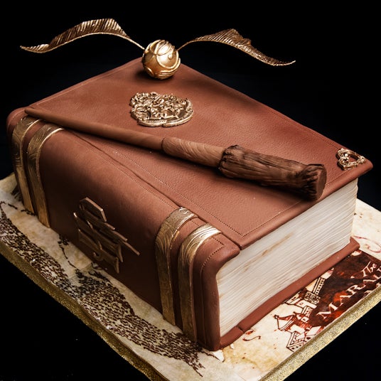 Торт из настоящих книг