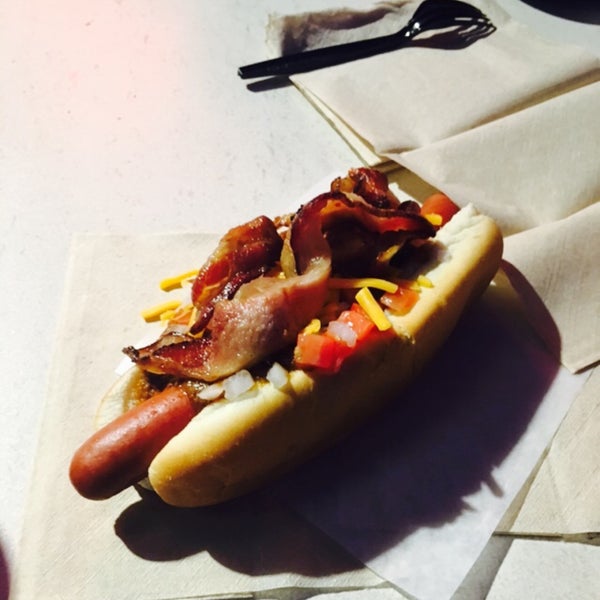 Foto tomada en Pink&#39;s Hot Dogs  por Kriz K. el 7/13/2016