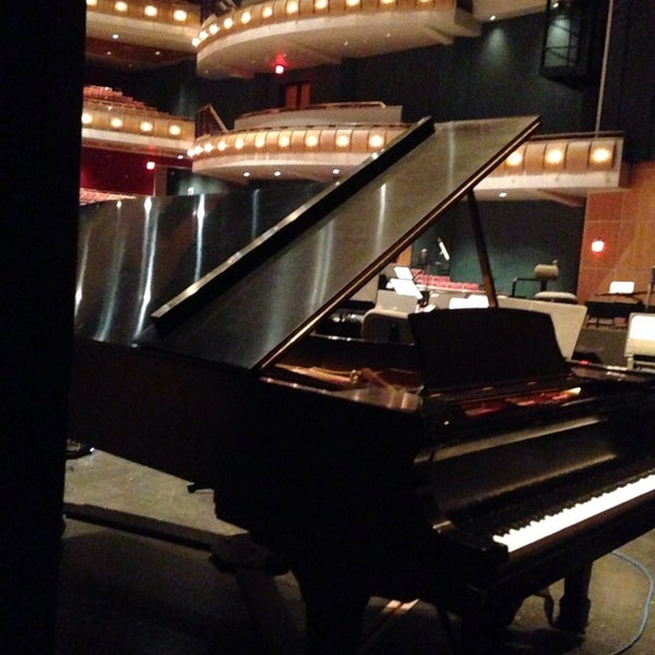 Foto tirada no(a) Weidner Center for the Performing Arts por Miranda S. em 3/8/2014