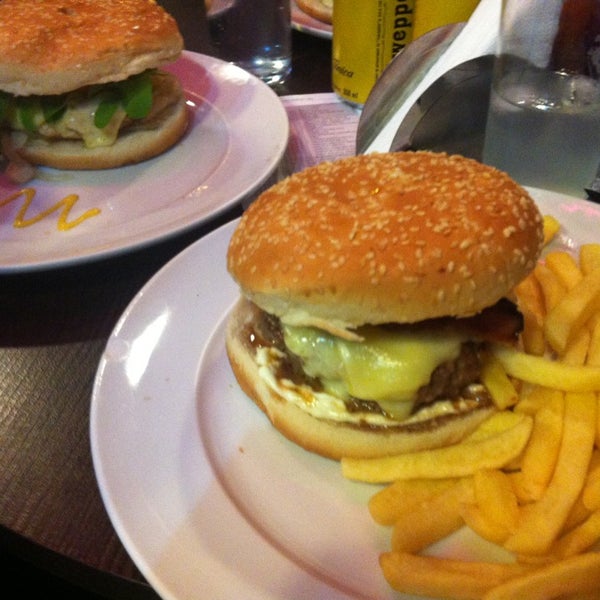 Foto tirada no(a) Rock&#39;a Burger por Tatiane em 8/11/2013
