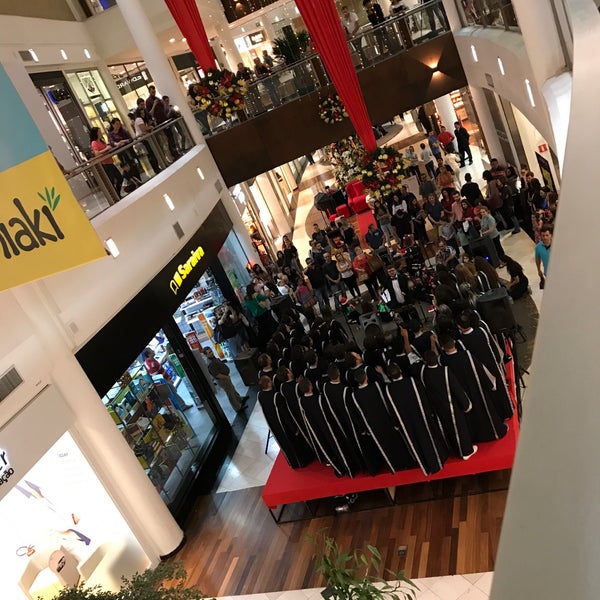 Foto diambil di Shopping Crystal oleh Delzeni A. pada 12/19/2017