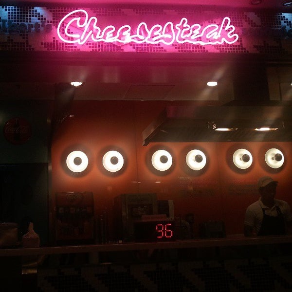 Photo prise au Elbert&#39;s Cheesesteak Sandwiches par Christian le7/13/2013